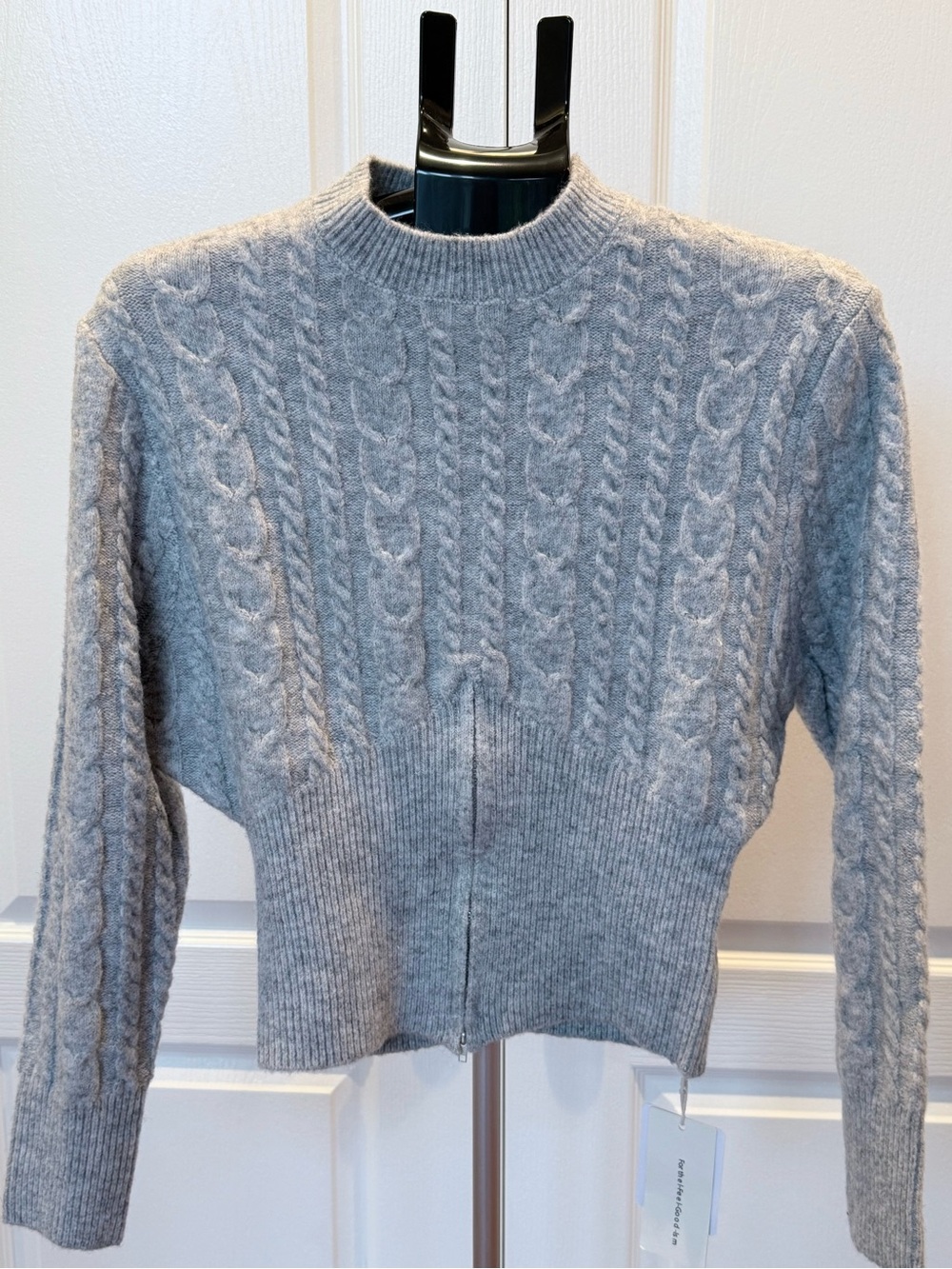 Commense Light Gray Cable Knit Cropped Sweater with Silver Front Zip🩶